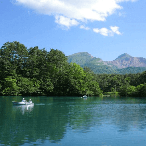 福島県猪苗代湖から臨める新緑と絶景の磐梯山
